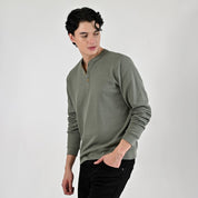 Playera Caballero Supply Company Manga Larga Cuello Henley Slim Fit A909 Verde Militar
