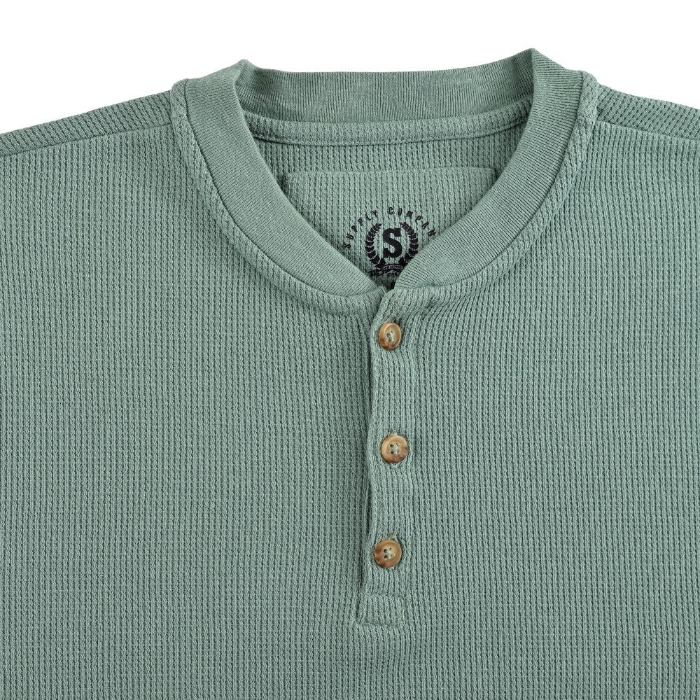 Playera Supply Slim Fit Cuello henley 6909 Verde Laurel
