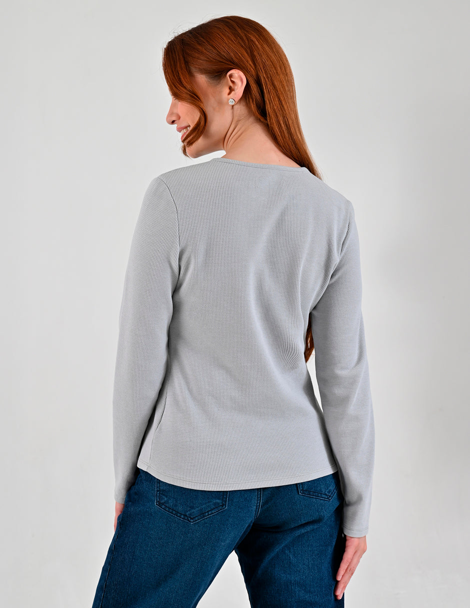 Playera Para Dama Supply Company Manga Larga Cuello Henley Slim Fit B909 Gris Perla