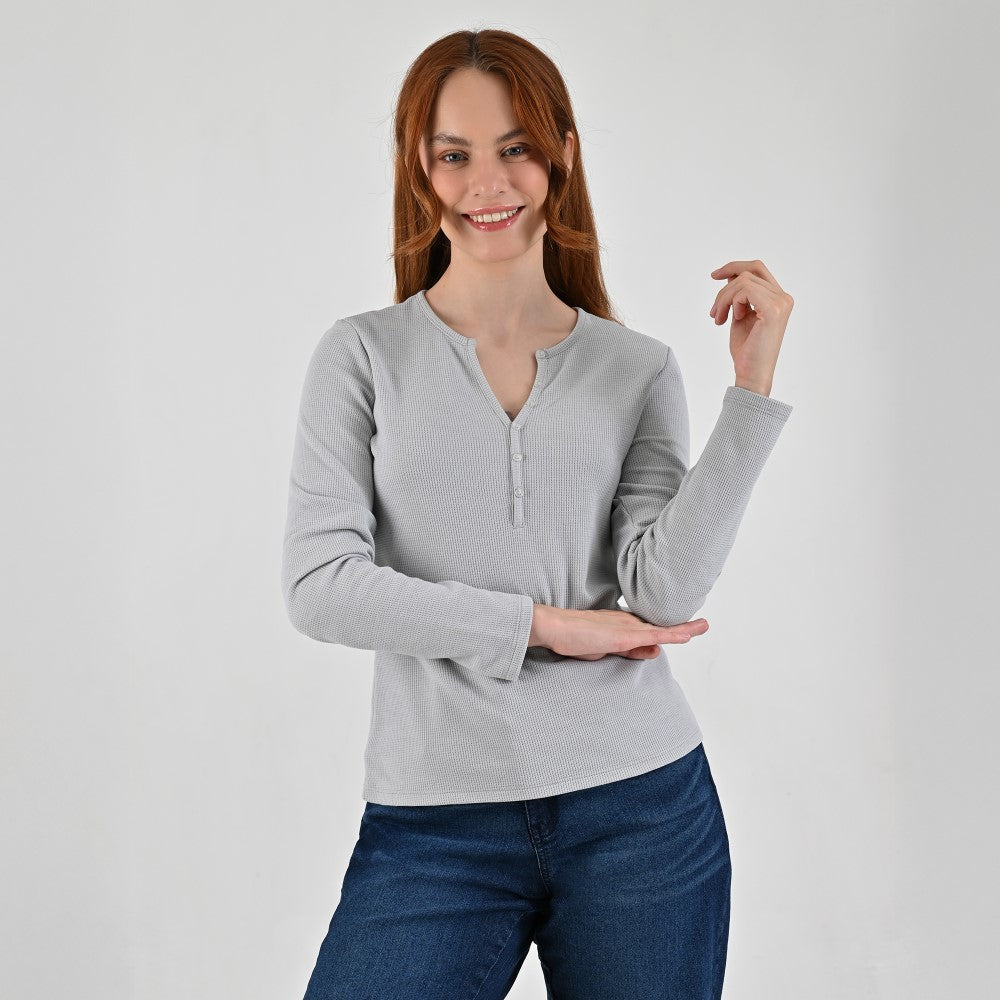 Playera Para Dama Supply Company Manga Larga Cuello Henley Slim Fit B909 Gris Perla