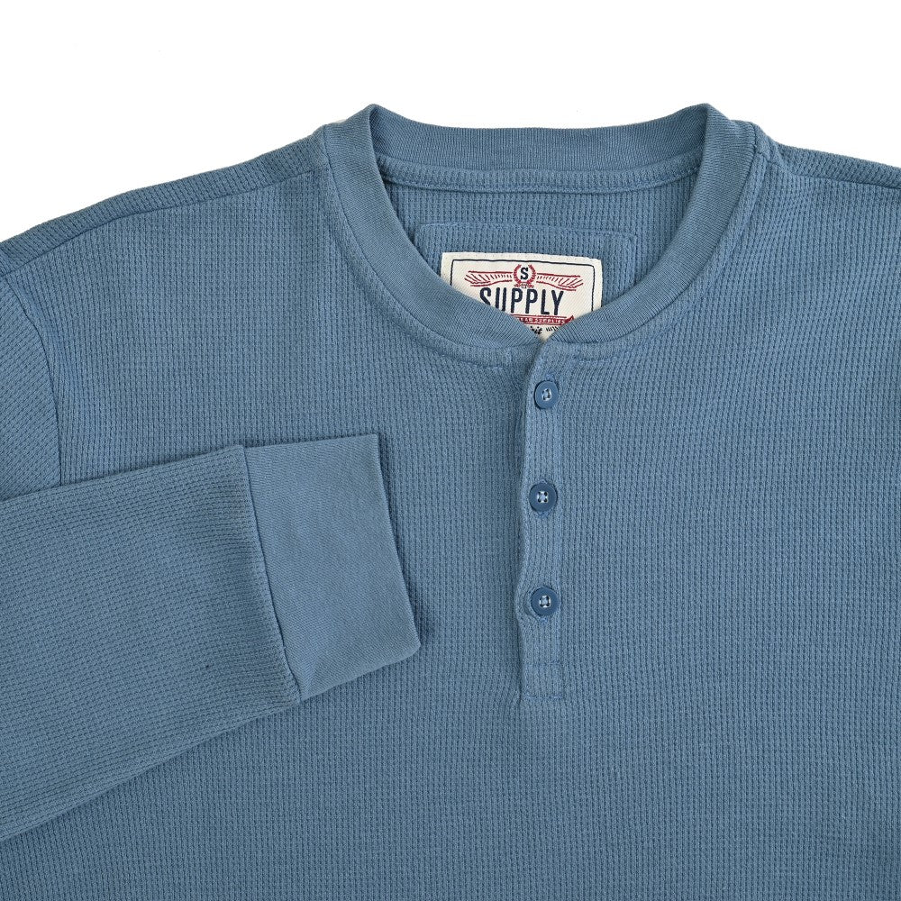 Detalle de Playera Caballero Supply Company Manga Larga Cuello Henley Slim Fit A909 Azul Pizarra