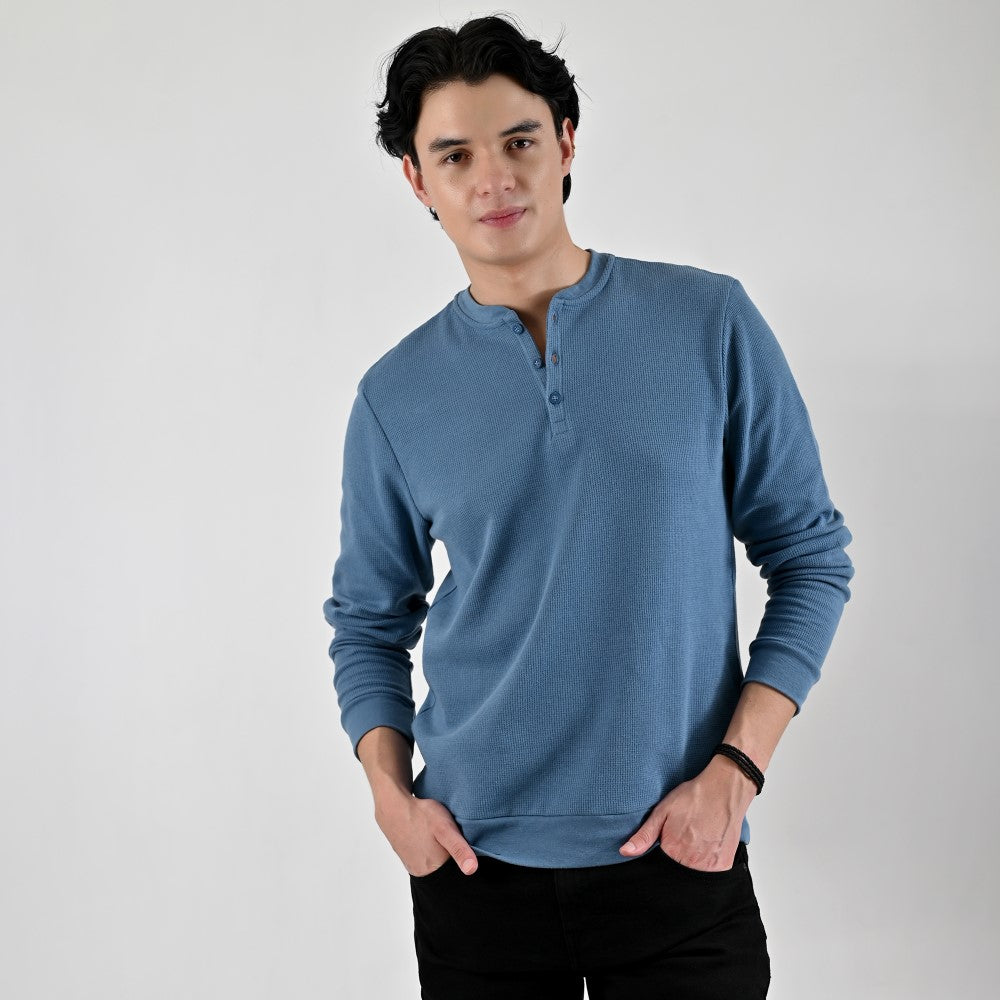 Detalle de Playera Caballero Supply Company Manga Larga Cuello Henley Slim Fit A909 Azul Pizarra