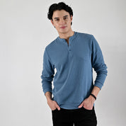 Detalle de Playera Caballero Supply Company Manga Larga Cuello Henley Slim Fit A909 Azul Pizarra