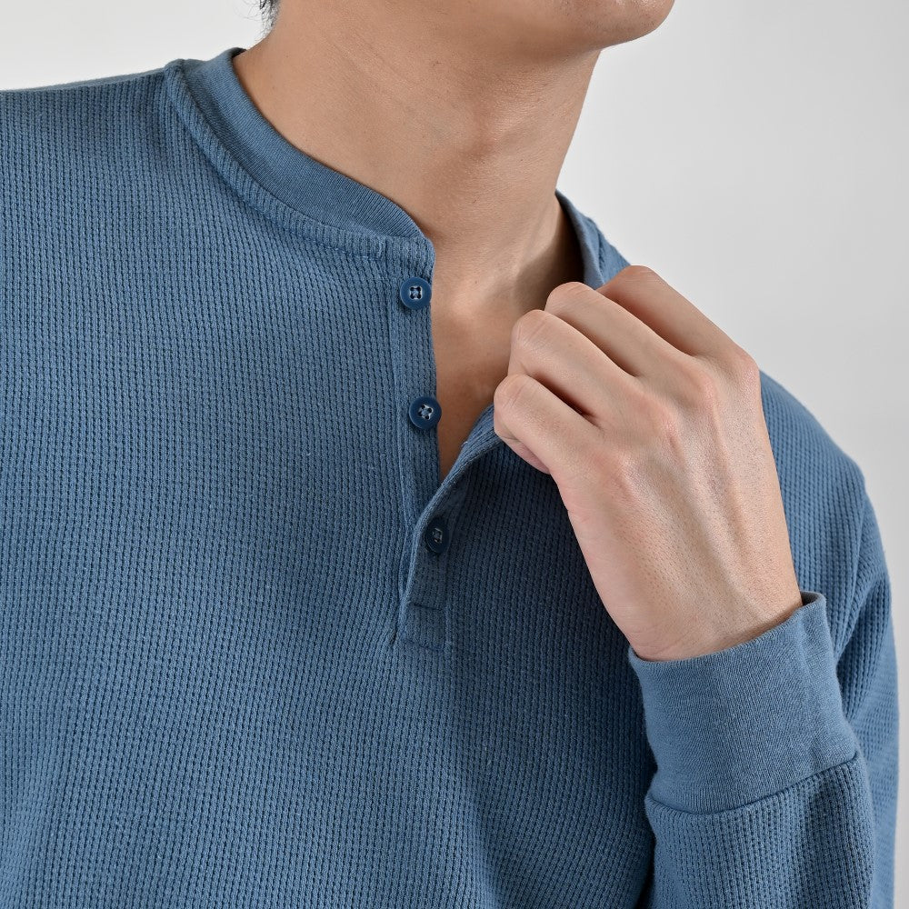 Detalle de Playera Caballero Supply Company Manga Larga Cuello Henley Slim Fit A909 Azul Pizarra