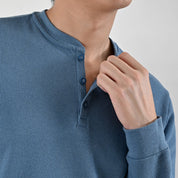 Detalle de Playera Caballero Supply Company Manga Larga Cuello Henley Slim Fit A909 Azul Pizarra