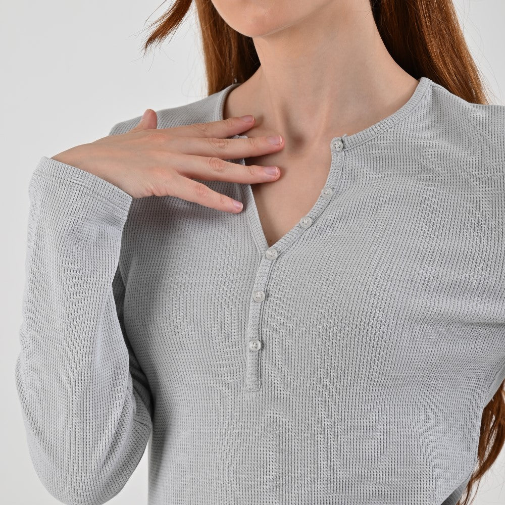 Playera Para Dama Supply Company Manga Larga Cuello Henley Slim Fit B909 Gris Perla