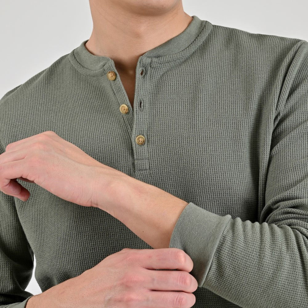 Playera Caballero Supply Company Manga Larga Cuello Henley Slim Fit A909 Verde Militar