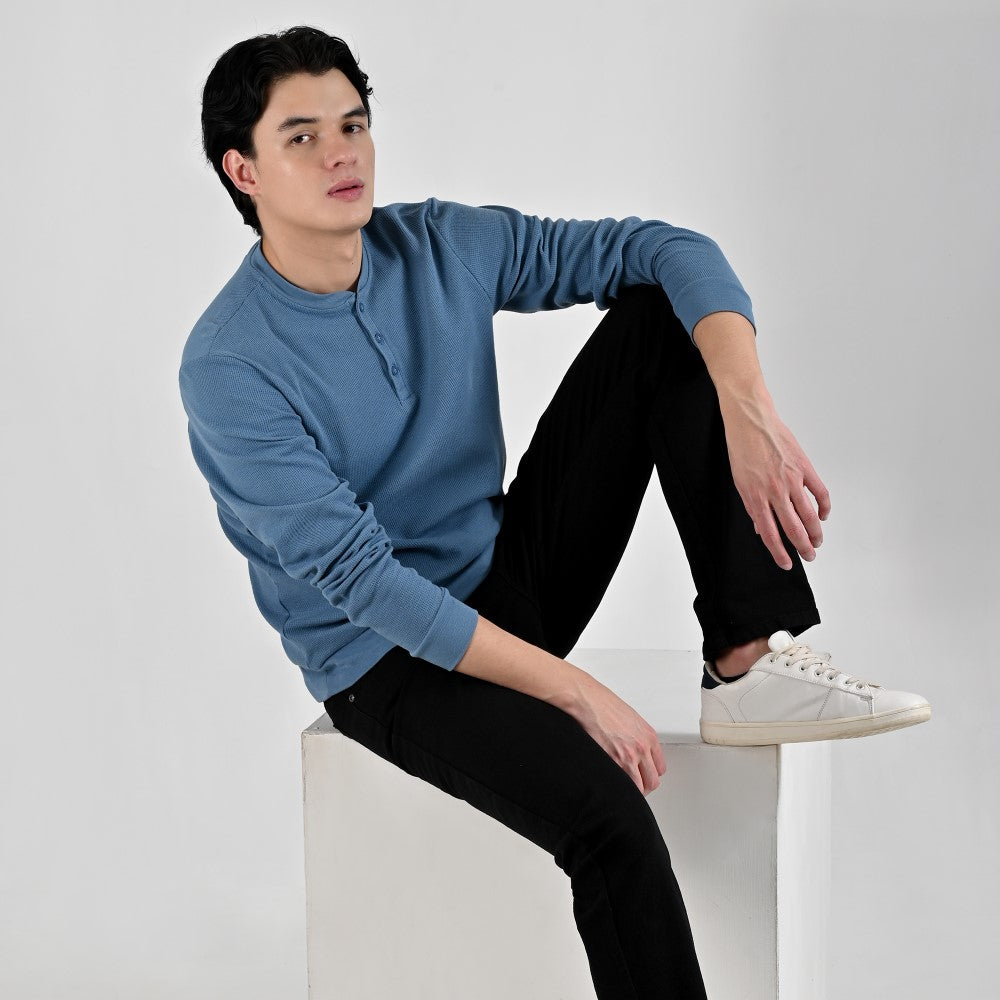 Detalle de Playera Caballero Supply Company Manga Larga Cuello Henley Slim Fit A909 Azul Pizarra