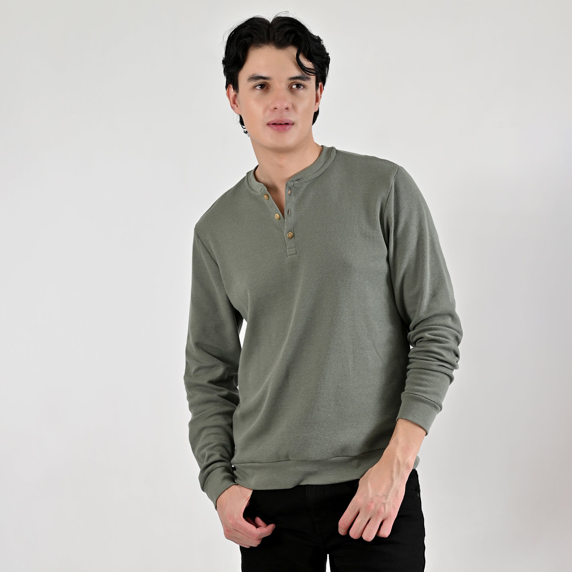 Playera Caballero Supply Company Manga Larga Cuello Henley Slim Fit A909 Verde Militar