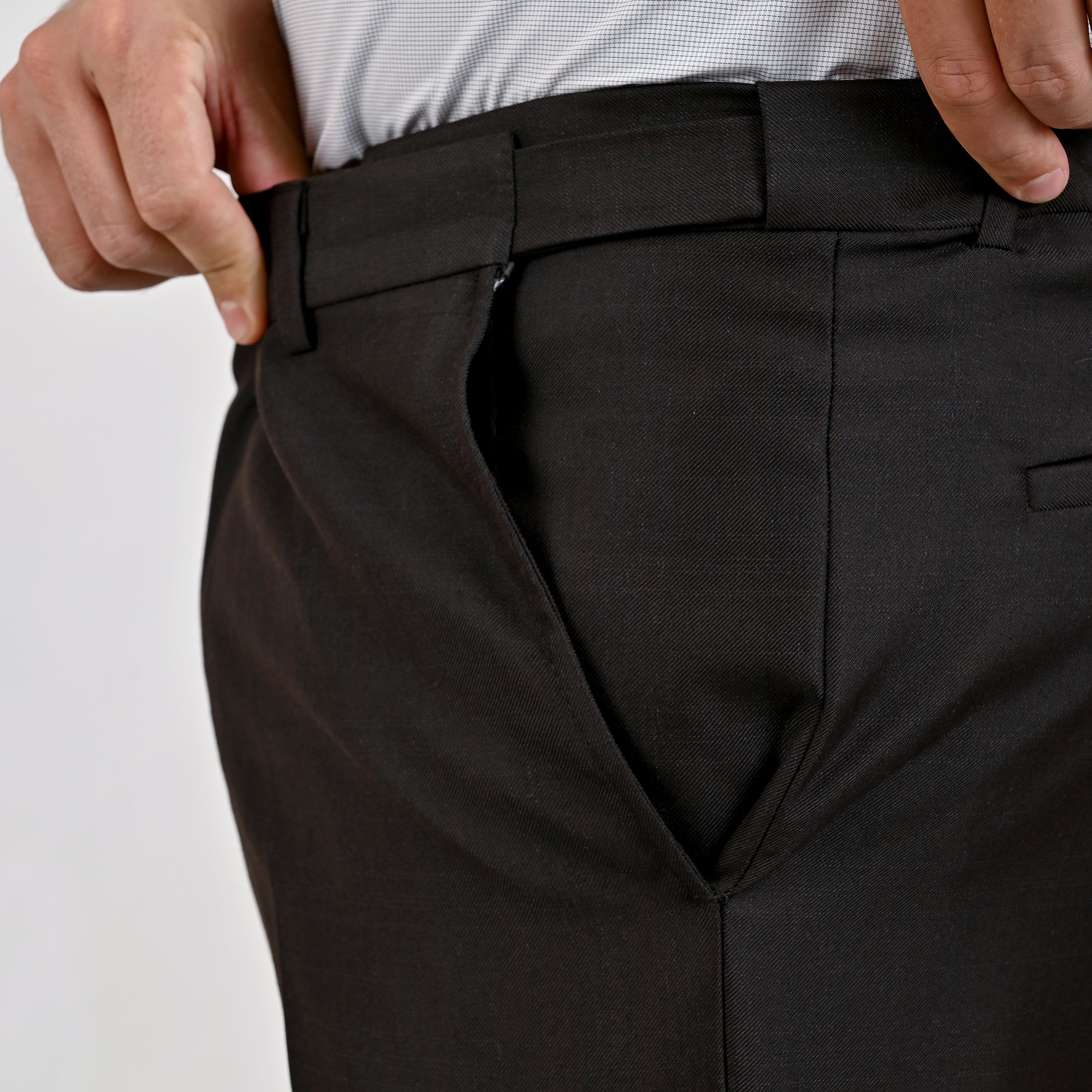 Pantalón de Vestir Yale para Caballero Cintura Ajustable Classic Fit 4702 Café