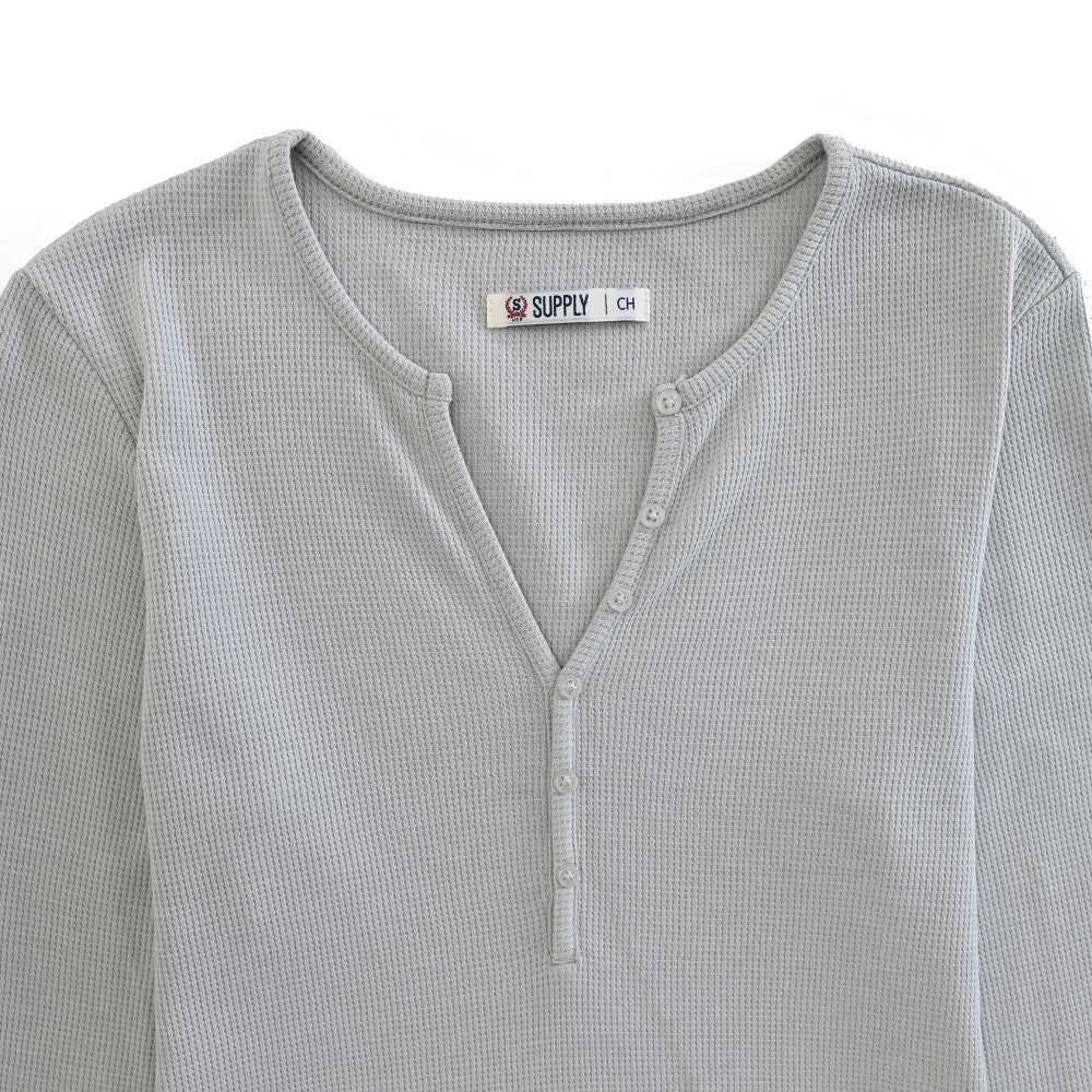 Playera Para Dama Supply Company Manga Larga Cuello Henley Slim Fit B909 Gris Perla