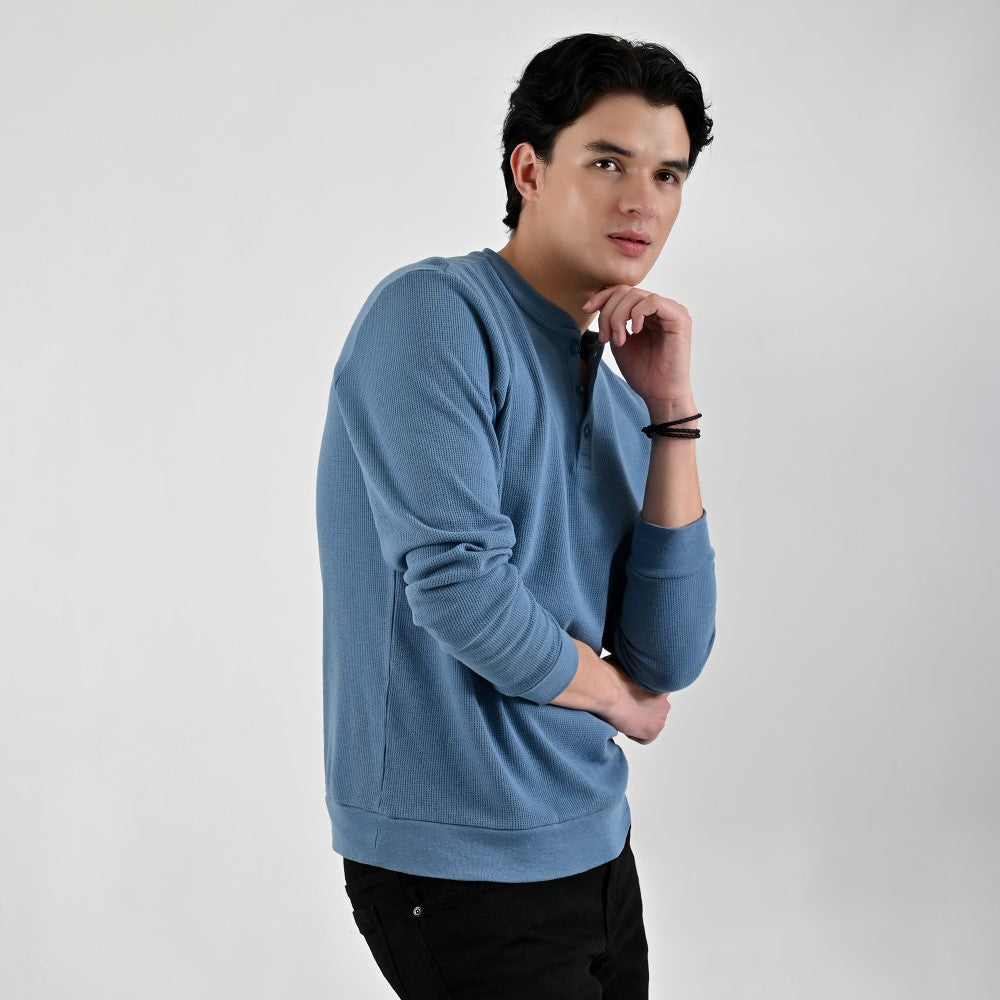 Detalle de Playera Caballero Supply Company Manga Larga Cuello Henley Slim Fit A909 Azul Pizarra